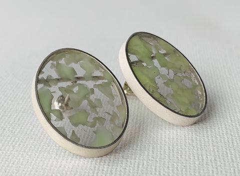 Oval Granule Stud pistachio/grey