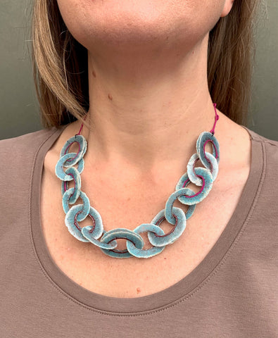 Dust Chain - Duck Egg / Fushia