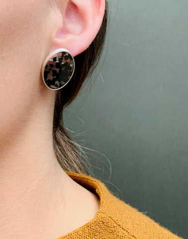 Oval granule stud Forest Green/Grey