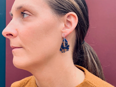 Granule Line Stud blue/brown